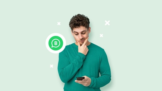 homem com um smartphone e o logotipo do aplicativo WhatsApp Business e rosto pensivo