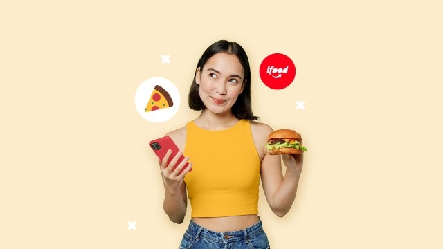 mulher com hamburguer, celular e símbolo ifood